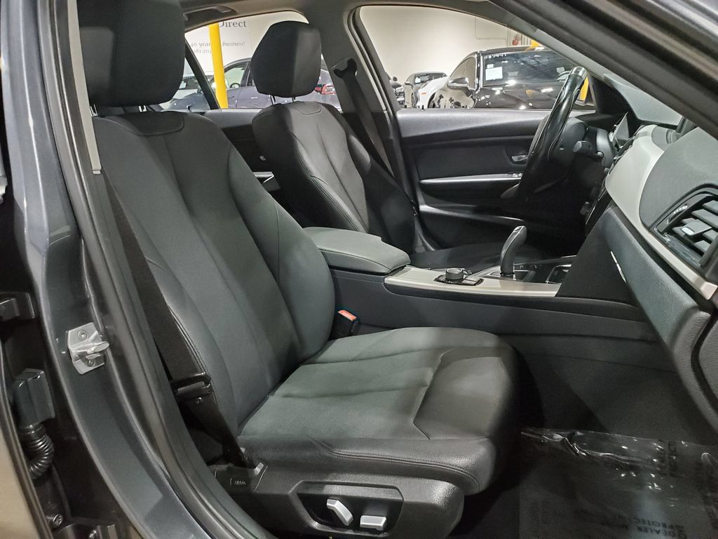 Used 2018 BMW 320i Sedan RWD image 13