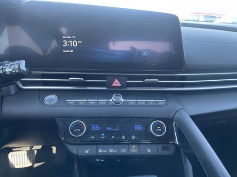 Used 2025 Hyundai Elantra SEL image 17