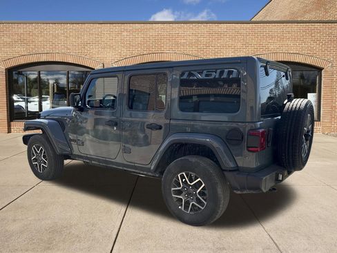 Used 2026 Jeep Wrangler Unlimited Sahara AWD/4WD image 5