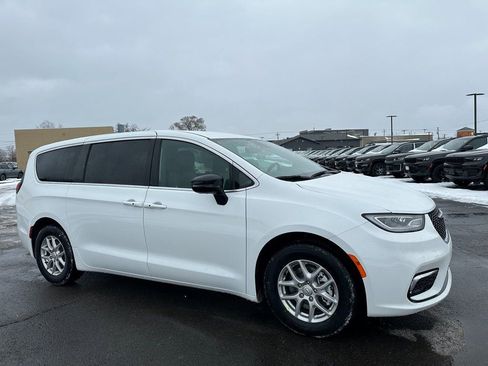 New 2026 Chrysler Pacifica Select image 1