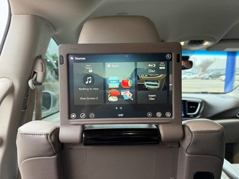 Used 2017 Chrysler Pacifica Touring-L Plus w/ Advanced Safetytec Group image 25