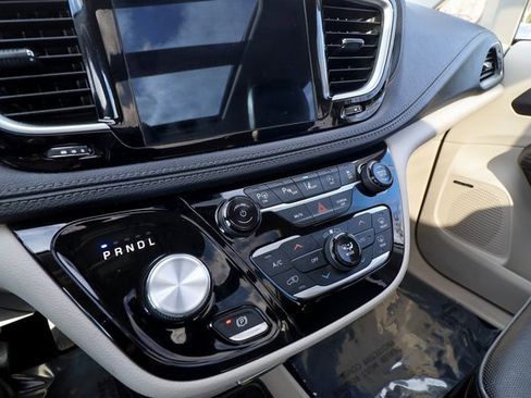 Used 2020 Chrysler Pacifica Limited w/ Tire & Wheel Group image 69