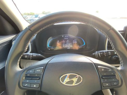 Used 2025 Hyundai Venue Limited FWD image 13