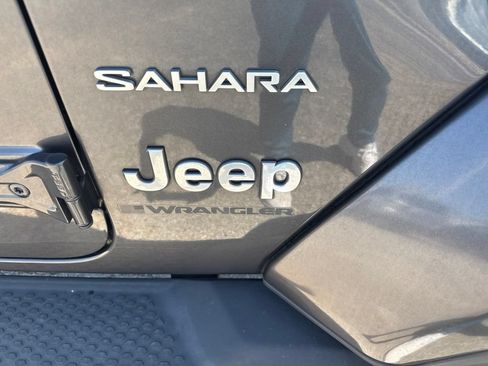Used 2023 Jeep Wrangler Unlimited Sahara w/ Cold Weather Group AWD/4WD image 10