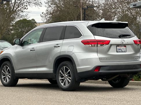 Used 2019 Toyota Highlander SE image 6