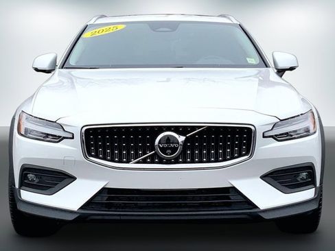 Used 2025 Volvo V60 B5 Cross Country Plus image 2