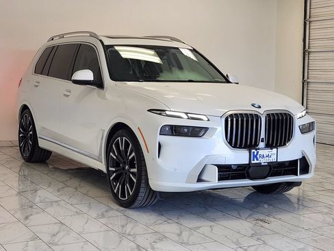 Used 2025 BMW X7 xDrive40i AWD/4WD image 3
