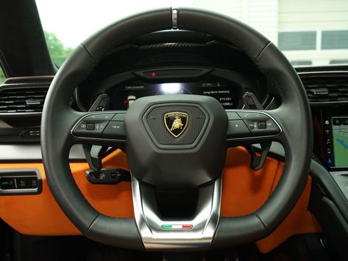 Used 2022 Lamborghini Urus image 13