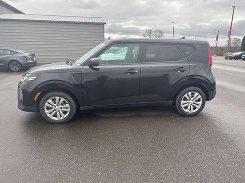 Used 2022 Kia Soul LX image 2