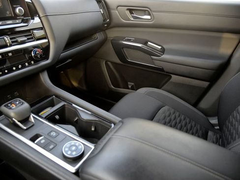 Used 2022 Nissan Pathfinder SV image 26