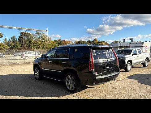 Used 2018 Cadillac Escalade Luxury image 4