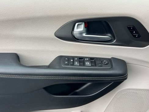 Used 2024 Chrysler Pacifica Touring-L FWD image 17