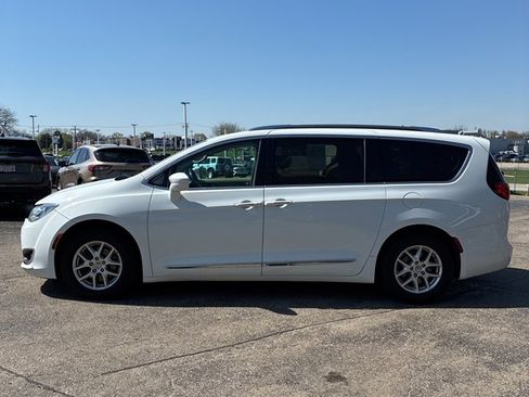 Used 2020 Chrysler Pacifica Touring-L FWD image 1