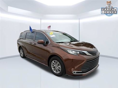 Used 2022 Toyota Sienna XLE FWD image 1