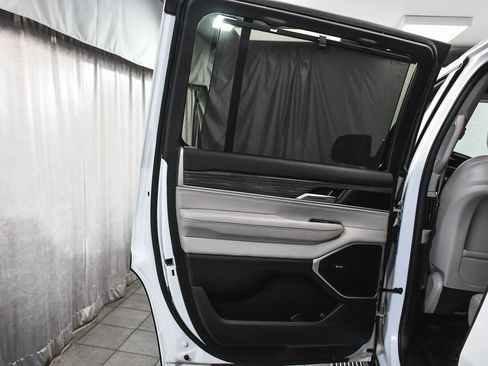 Used 2022 Jeep Wagoneer Series III w/ Premium Group I image 12