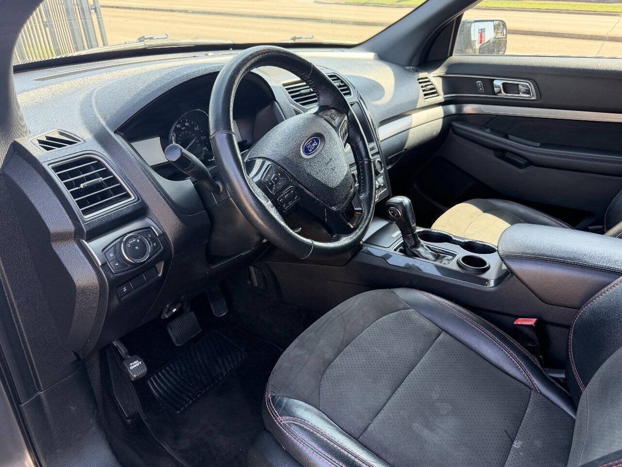 Used 2018 Ford Explorer XLT w/ Equipment Group 202A FWD image 10