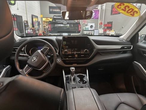 Used 2023 Toyota Highlander XLE FWD image 17