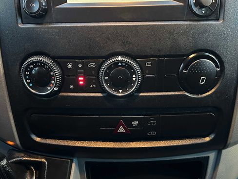 Used 2015 Freightliner Sprinter 2500 image 28