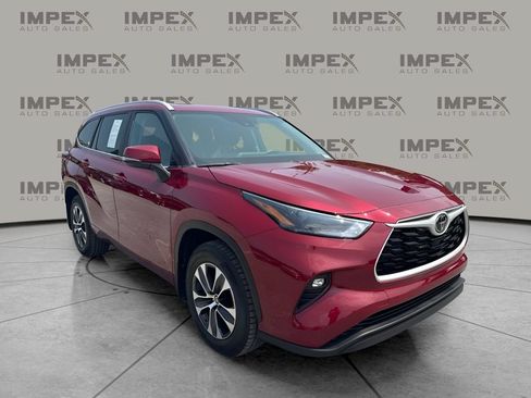 Used 2023 Toyota Highlander XLE FWD image 4
