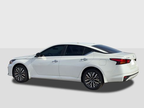 New 2025 Nissan Altima 2.5 SV image 3