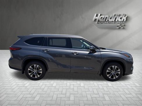 Used 2022 Toyota Highlander XLE FWD image 10
