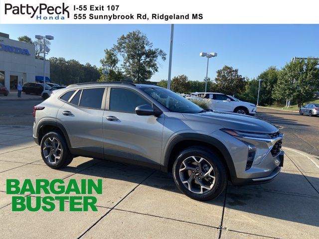 Used 2024 Chevrolet Trax LT w/ Driver Confidence Package FWD image 1