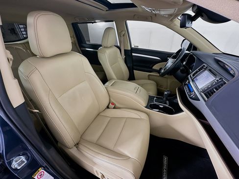 Used 2019 Toyota Highlander XLE image 32