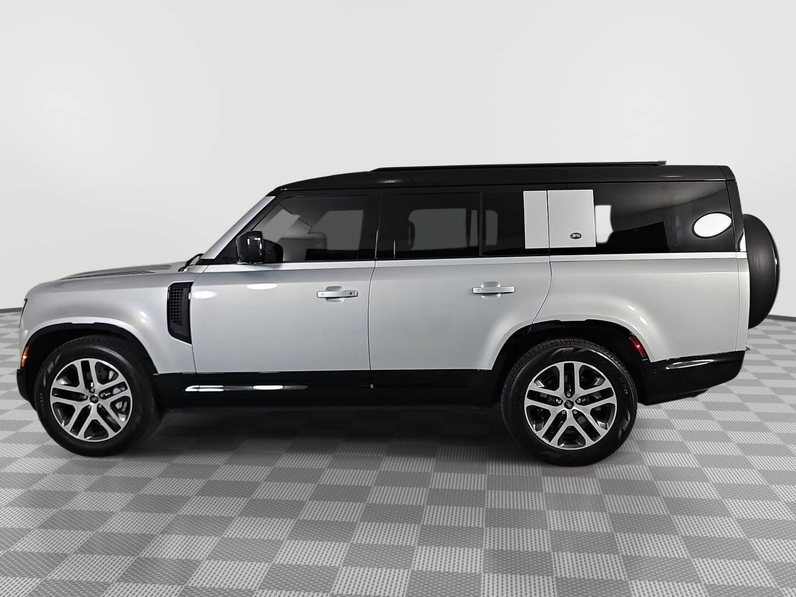 Used 2024 Land Rover Defender 130 X-Dynamic SE AWD/4WD image 5