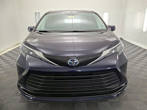 Used 2025 Toyota Sienna XLE AWD/4WD image 29