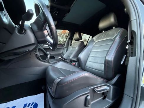 Used 2017 Volkswagen GTI SE image 32