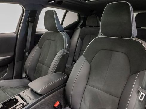 Used 2023 Volvo XC40 B5 Plus AWD/4WD image 9