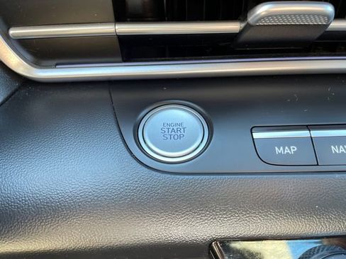 Used 2023 Hyundai Elantra Limited image 33