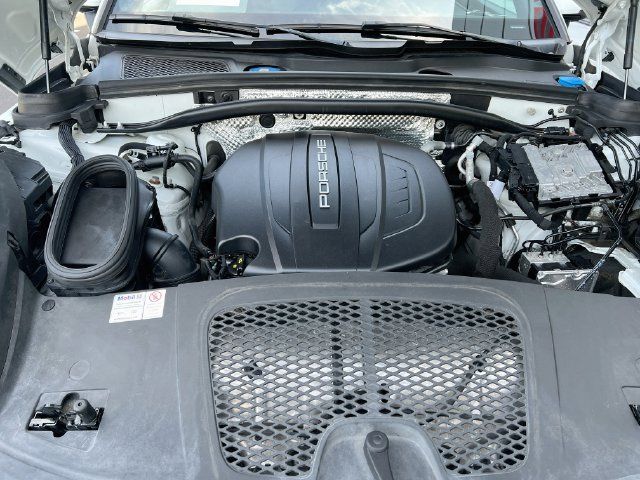 Certified 2020 Porsche Macan AWD/4WD image 33