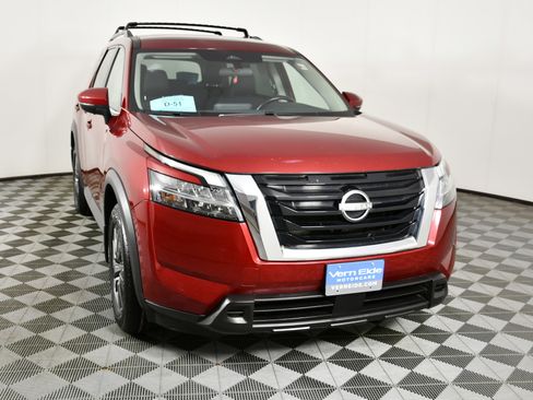 Used 2022 Nissan Pathfinder SV image 3