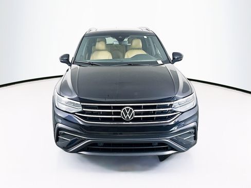 Used 2024 Volkswagen Tiguan SE w/ Panoramic Sunroof Package FWD image 2