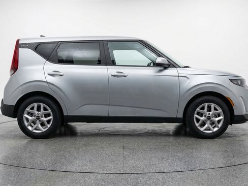 Used 2025 Kia Soul LX w/ LX Technology Package FWD image 11