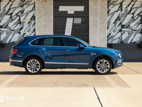Used 2019 Bentley Bentayga AWD/4WD image 17