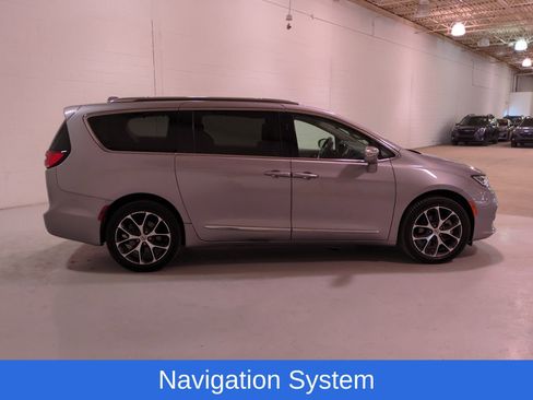 Used 2021 Chrysler Pacifica Limited AWD/4WD image 2