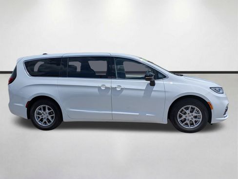 Used 2024 Chrysler Pacifica Touring-L FWD image 3