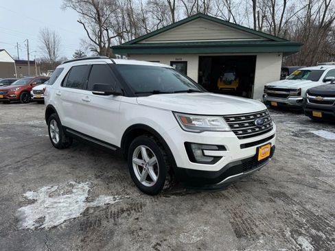 Used 2017 Ford Explorer XLT image 7