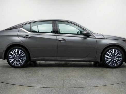Used 2025 Nissan Altima 2.5 SV FWD image 11