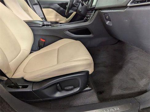 Used 2017 Jaguar F-PACE Premium image 33