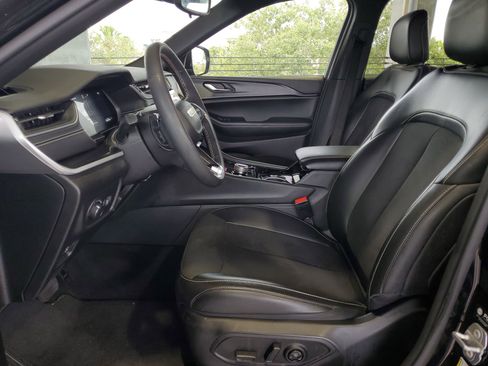 Used 2023 Jeep Grand Cherokee Altitude AWD/4WD image 18