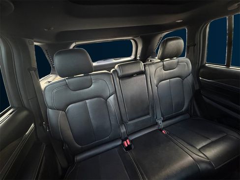 Used 2022 Jeep Grand Cherokee Overland w/ Luxury Tech Group IV image 18