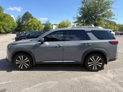 Used 2024 Nissan Pathfinder Platinum FWD image 2