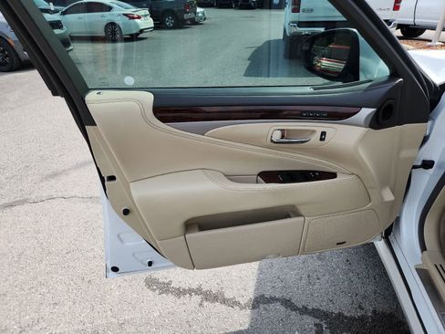 Used 2016 Lexus LS 460 w/ Comfort Package RWD image 16