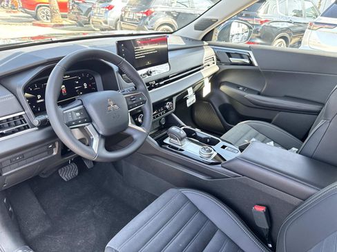 New 2025 Mitsubishi Outlander SE image 15