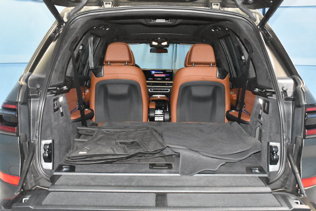 Used 2025 BMW X7 M60i AWD/4WD image 31