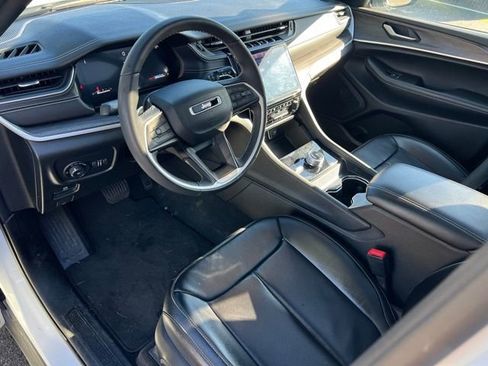 Used 2024 Jeep Grand Cherokee L Limited w/ Luxury Tech Group II image 16