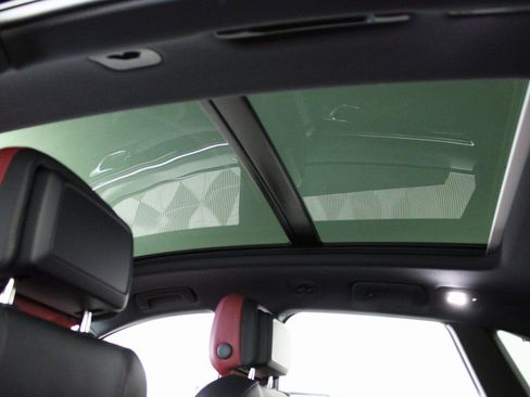 Certified 2025 Porsche Macan AWD/4WD image 18